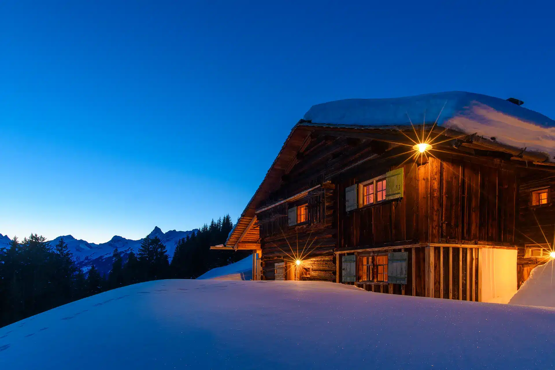 Berghaus Bartholomäberg im Schnee bei Dämmerung