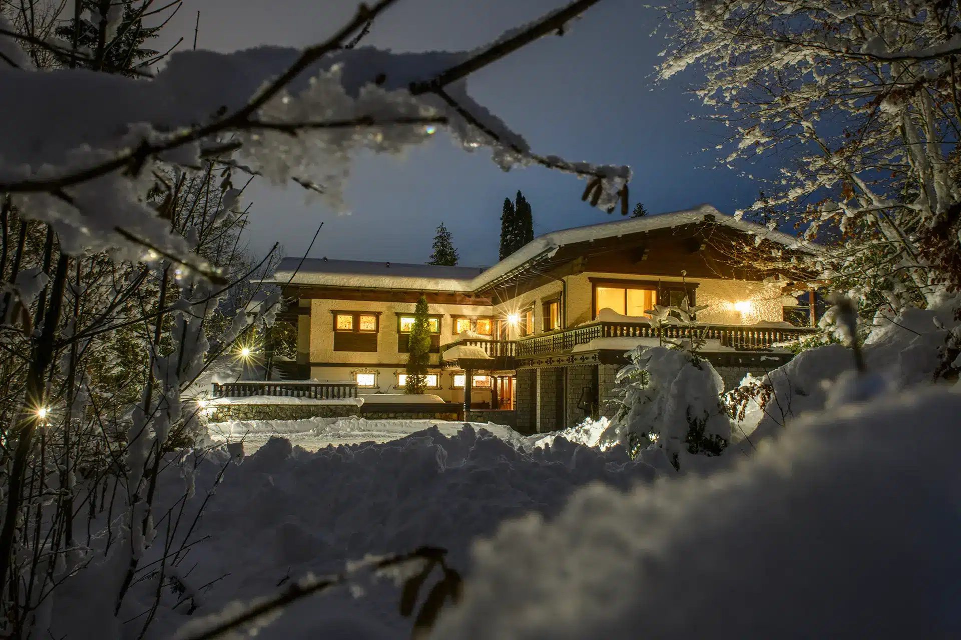 Schneebedecktes Waldhaus Rappakopf in der Nacht